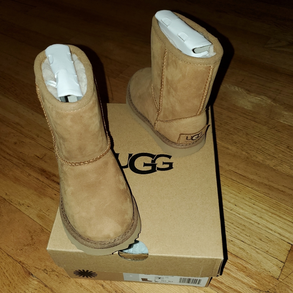 UGG T Classic short II WP size 7 Tan toddler boots
